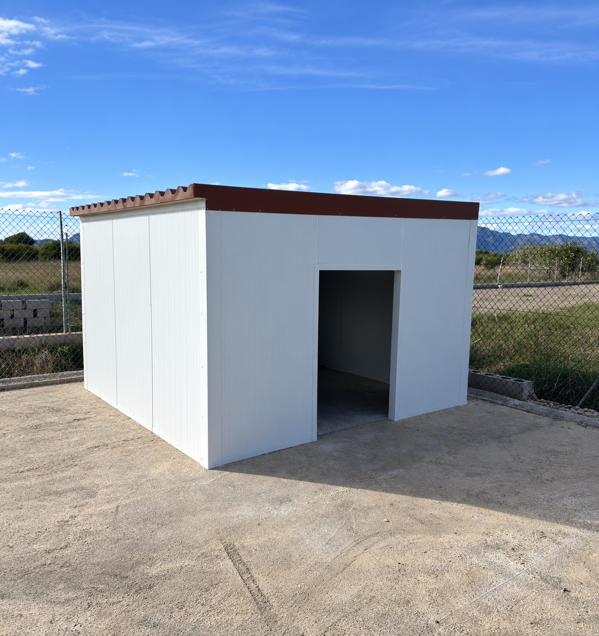Cerramiento blanco de panel sándwich realizado a medida en Castellón