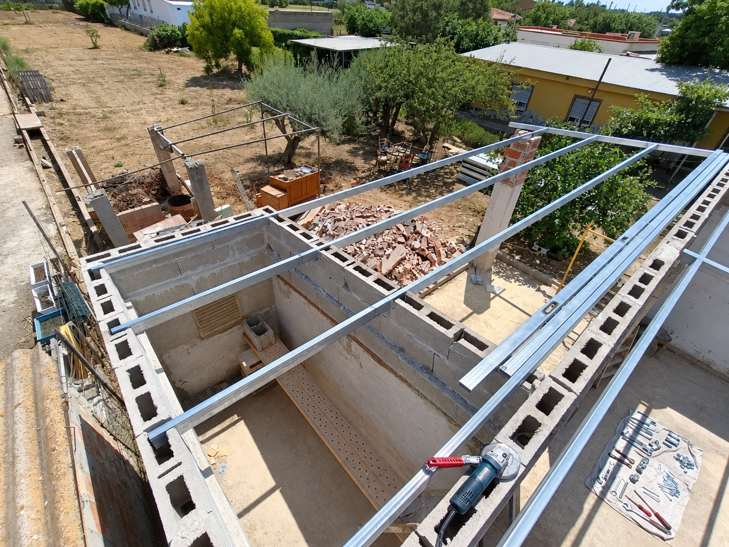 Estructura metálica galvanizada para cubierta en proceso de montaje